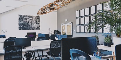 Coworking Spaces - Berlin - Coworking Space mit höhenverstellbaren Tischen und Monitoren und viel Tageslicht - b+office