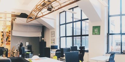 Coworking Spaces - Typ: Bürogemeinschaft - Berlin - Coworking Space mit höhenverstellbaren Tischen und Monitoren und viel Tageslicht - b+office