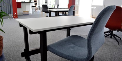 Coworking Spaces - Deutschland - Unsere "blauen" Schreibtische für Tagesgäste. - CoWorkBude14 in Winterhude