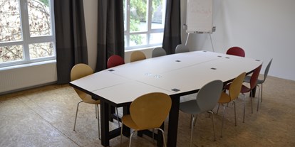 Coworking Spaces - Deutschland - Konferenzraum mit Flipchart und Beamer
verschiedene Bestuhlungsmöglichkeiten
Hier zB für eine kleine Runde bis zu 10 Personen - CoWorkBude14 in Winterhude