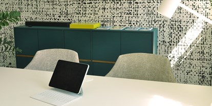Coworking Spaces - Deutschland - RAUM - "IMPULSE" (Ansicht 1)
Worte werden bei uns zu Taten, und unser Raum "Impuls" ist ein traditionelles Büro mit einer inspirierenden Wandgestaltung, einem Whiteboard und zwei Kunden-Plätzen. - Huthaus Freiberg - modernes Arbeiten im Grünen