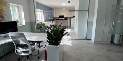 Coworking Spaces - Deutschland - Empfangsbereich mit Tresen und geräumigem Bürobereich. - Huthaus Freiberg - modernes Arbeiten im Grünen