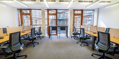 Coworking Spaces - Typ: Bürogemeinschaft - Düsseldorf - Unsere Teambüros werden Dir gefallen! Alle Büros sind bereits frisch renoviert und mit hochwertigem Mobiliar ausgestattet.
Es stehen insgesamt 34 Büros in unterschiedlichen Größen von 2 Arbeitsplätzen bis 100 Arbeitsplätzen zur Verfügung.
Gerne erstellen wir ein individuelles Angebot. - Plaza Cubes 