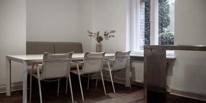 Coworking Spaces - Zugang 24/7 - Berlin - Lounge Ecke Küche - Offices Villa Westend