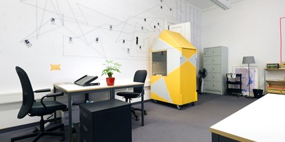 Coworking Spaces - Berlin - Unser Coworking Bereich ist in drei Räume aufgeteilt. Es gibt einen Raum wo nur still gearbeitet werden darf. - JuggleHub Coworking