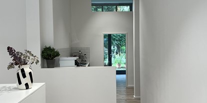 Coworking Spaces - Berlin - Blick hinter Eingang durch Küche und Besprechungsraum in den Garten. - inom - zentral mit Garten