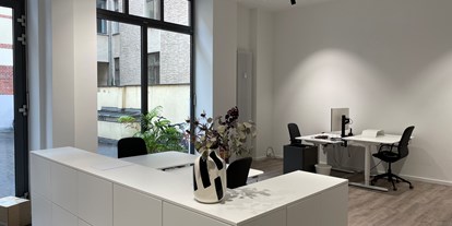 Coworking Spaces - Zugang 24/7 - Berlin - Co-Working 2 mit angeschnittenem Blick in den Innenhof - inom - zentral mit Garten