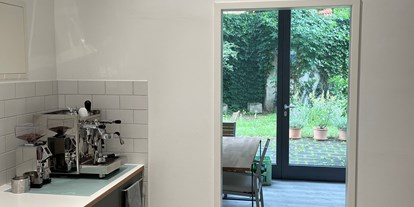 Coworking Spaces - Zugang 24/7 - Berlin - In Küche, Blick durch Besprechungsraum in den Garten - inom - zentral mit Garten
