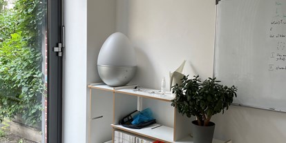 Coworking Spaces - Berlin - Besprechungsraum / Mittagsraum - Whiteboard und Leeseregal - inom - zentral mit Garten