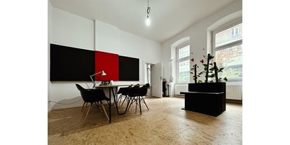 Coworking Spaces - feste Arbeitsplätze vorhanden - Berlin - Konferenzraum mit Blick in den Garten - Atelier Lesotre