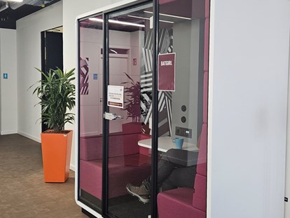 Coworking Spaces - feste Arbeitsplätze vorhanden - Berlin - many small and medium size phone booth - The Drivery GmbH