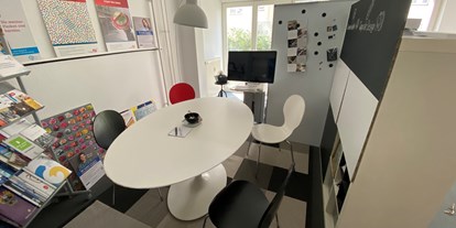 Coworking Spaces - feste Arbeitsplätze vorhanden - Berlin - Besprechungstisch - Lücken-Design