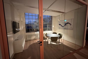 Coworking Space: Meetingraum für 5 Personen mit Bildschirm - smartspaces