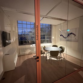 Coworking Space: Meetingraum für 5 Personen mit Bildschirm - smartspaces