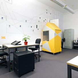 Coworking Space: Unser Coworking Bereich ist in drei Räume aufgeteilt. Es gibt einen Raum wo nur still gearbeitet werden darf. - JuggleHub Coworking