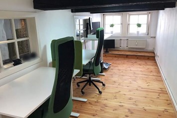 Coworking Space: Die vordersten zwei Schreibtische sind noch Verfügbar. - Speicherhaus | Coworking in Osnabrück