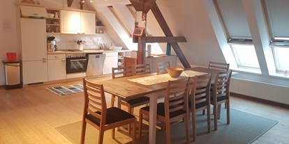 Coworking Spaces - Vorpommern - grosser Besprechungstisch für 8 Personen mit Blick auf die Küchenzeile - Seminar-und Landhaus Schönbeck