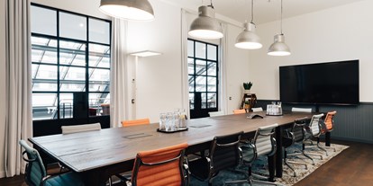 Coworking Spaces - feste Arbeitsplätze vorhanden - Niederrhein - Großer Meetingroom - Ruby Carl Workspaces