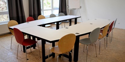 Coworking Spaces - feste Arbeitsplätze vorhanden - Hamburg - Konferenzraum mit Flipchart und Beamer
verschiedene Bestuhlungsmöglichkeiten
Hier zB in U-Form für ca. 11 Personen - CoWorkBude14 in Winterhude