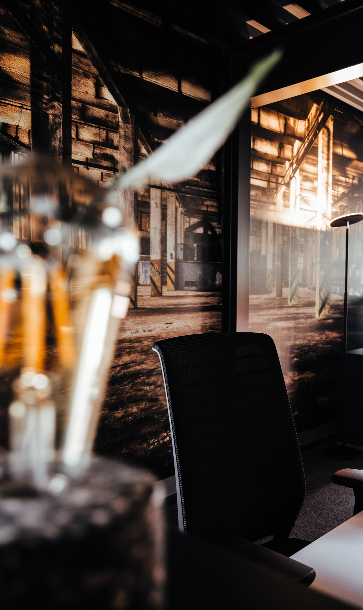 Coworking Space - Der richtige Workspace für Euch!
Bei VISION arbeiten Freiberufler, Selbständige, Unternehmen und Studenten an flexiblen Arbeitsplätzen gemeinsam.

Man tauscht sich aus, erweitert sein Netzwerk und profitiert von den Stärken des jeweils anderen.

Zu uns kommen Einzelpersonen und Teams die eine Alternative zum Home Office, den Abstand zum eigenen Unternehmen oder einfach eine Ausweichmöglichkeit suchen. Unser Angebot gilt für tage-/wochen-/monatsweise oder projektweise Buchungen. - Vision Uelsen