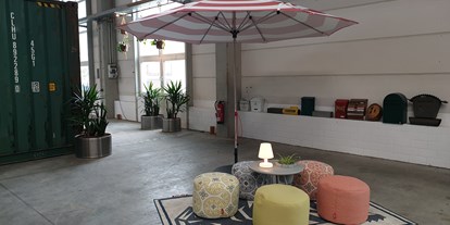 Coworking Spaces - feste Arbeitsplätze vorhanden - Ostfriesland - Beispiel freie Sitzfläche mit Sonnenschirm - Arbeiten im Coworking Space // Bewohner des Innovationsdorfs werden // ZUKUNFT.unternehmen