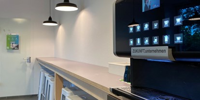 Coworking Spaces - feste Arbeitsplätze vorhanden - Ostfriesland - Küche mit kostenfreien Zugang zu diversen Kaffeespezialitäten - Arbeiten im Coworking Space // Bewohner des Innovationsdorfs werden // ZUKUNFT.unternehmen