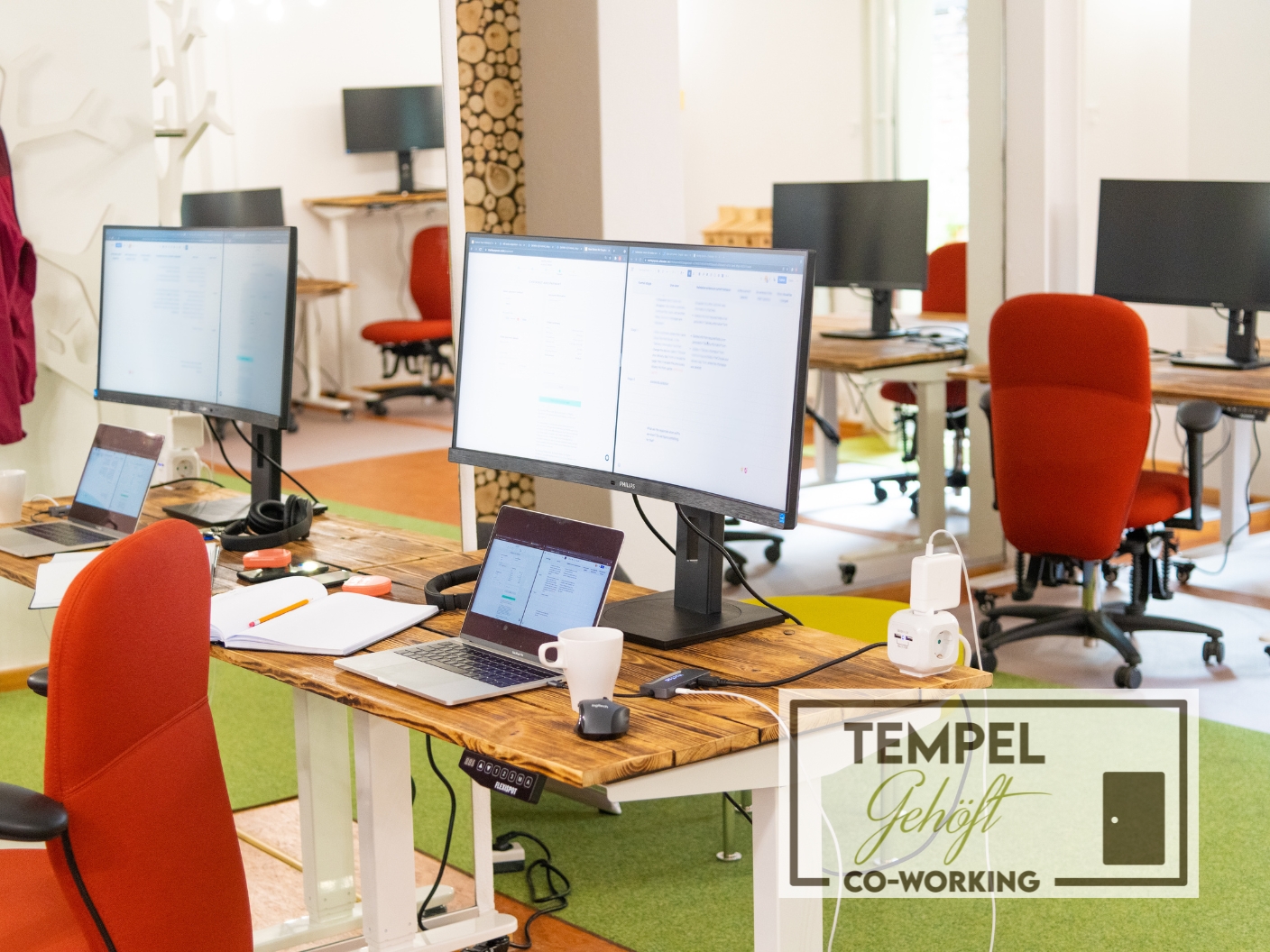 Coworking Space - Unser geteilter Arbeitsraum mit 12 Schreibtischen. 
34" Bildschirm, Steh-Sitz-Schreibtisch und geile Bürostühle sind bei uns der Standard. - Tempelgehöft - produktiv, gemütlich, grün