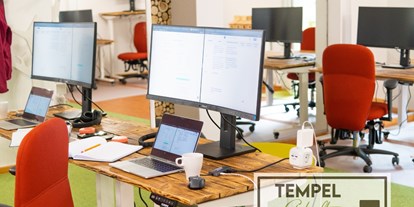 Coworking Spaces - feste Arbeitsplätze vorhanden - Berlin - Unser geteilter Arbeitsraum mit 12 Schreibtischen. 
34" Bildschirm, Steh-Sitz-Schreibtisch und geile Bürostühle sind bei uns der Standard. - Tempelgehöft - produktiv, gemütlich, grün