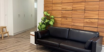 Coworking Spaces - Typ: Bürogemeinschaft - Plauen - Flur mit Sitzgelegenheit - Wilke Haus 1a CoWorking