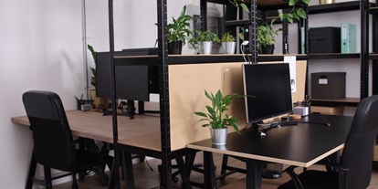 Coworking Spaces - feste Arbeitsplätze vorhanden - Pforzheim - Modern ausgestattete Arbeitsplätze mit externen Bildschirmen. - Raum für Visionäre