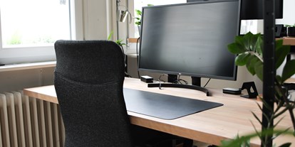 Coworking Spaces - feste Arbeitsplätze vorhanden - Pforzheim - Fast alle unsere Arbeitsplätze sind mit höhenverstellbaren Tischen ausgestattet. - Raum für Visionäre