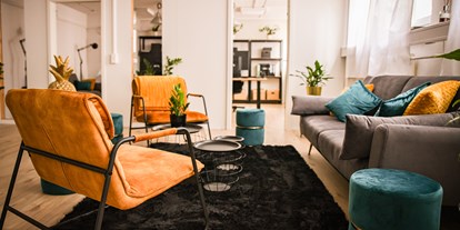 Coworking Spaces - Typ: Coworking Space - Pforzheim - Unsere Sofa-Ecke im Untergeschoss ist perfekt geeignet für Besprechungen oder wenn du einen gemütlichen Arbeitsplatz suchst.  - Raum für Visionäre