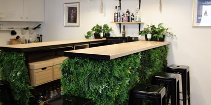 Coworking Spaces - feste Arbeitsplätze vorhanden - Schwarzwald - Die Bar in unserer vollaugestatteten Küche kann sowohl zum Essen als auch für einen Austausch bei einem Kaffee zwischendurch genutzt werden.  - Raum für Visionäre
