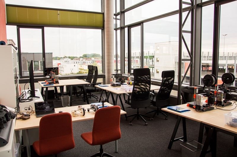 Coworking space - Flex-Desk Bereich (während eines 3D-Druck Workshops) - TZL Coworking Campus