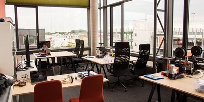 Coworking Spaces - feste Arbeitsplätze vorhanden - Deutschland - Flex-Desk Bereich (während eines 3D-Druck Workshops) - TZL Coworking Campus