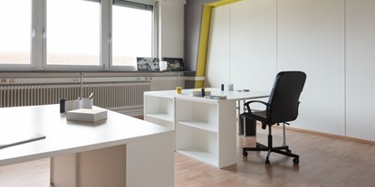 Coworking Spaces - feste Arbeitsplätze vorhanden - Schwäbische Alb - Blick in eines der Büros, jeweils 6 Sehreibtische stehen darin - Das CO - Coworking Esslingen