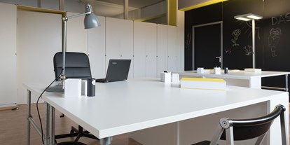 Coworking Spaces - feste Arbeitsplätze vorhanden - PLZ 73728 (Deutschland) - Wände sind mit Tafelfolie beklebt, für Todos und Kreativität - Das CO - Coworking Esslingen