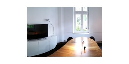 Coworking Spaces - feste Arbeitsplätze vorhanden - PLZ 53173 (Deutschland) - Konferenzraum mit Screen, voll verdunkelbar - The Studio Coworking Bonn