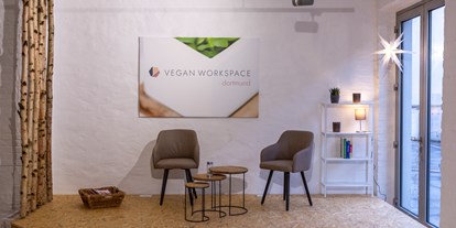 Coworking Spaces - Zugang 24/7 - Loungeecke im Vegan Workspace, die für Seminare zur Bühne umgebaut werden kann. - Vegan Workspace
