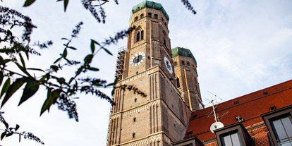 Coworking Spaces - feste Arbeitsplätze vorhanden - München - Die Aussicht auf die Frauenkirche von unserer Dachterrasse aus - THE BENCH