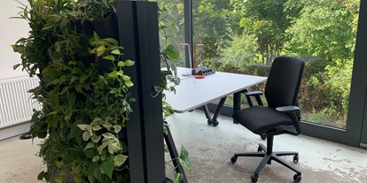 Coworking Spaces - feste Arbeitsplätze vorhanden - Fixdesk mit Blick ins Grüne - Coworking Kemnath