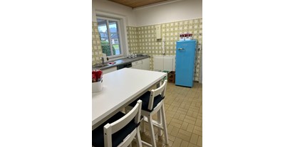 Coworking Spaces - Deutschland - Lounge mit Kühlschrank, Mikrowelle, Kaffeemaschine und Wasserkocher, Essgruppe und Lounge Sessel. LAN und WIFI überall verfügbar. - CoWorking Horbruch