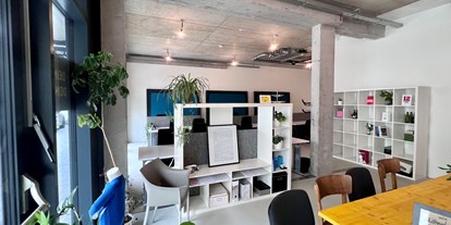 Coworking Spaces - Oberösterreich - Blick vom Mittagstisch nach hinten in den Arbeitsbereich - Community-Lofts | Traun in den Graumann-Lofts 