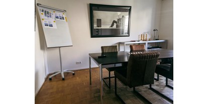 Coworking Spaces - Typ: Bürogemeinschaft - PLZ 40213 (Deutschland) - Meetingraum für bis zu 6 Personen mit UHD Screen - Owls & Larks Coworking