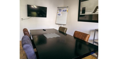 Coworking Spaces - Typ: Bürogemeinschaft - Nordrhein-Westfalen - Meetingraum für bis zu 6 Personen mit UHD Screen - Owls & Larks Coworking