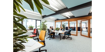 Coworking Spaces - Zugang 24/7 - Baden-Württemberg - Open Space mit Blick zum Aufenthaltsraum mit Küche - Startblock GmbH