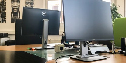 Coworking Spaces - Typ: Bürogemeinschaft - Region Schwaben - Schreibtischplatz mit 24-Zoll-Display - Coworking Bodensee