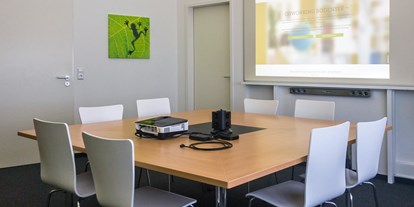 Coworking Spaces - feste Arbeitsplätze vorhanden - Region Bodensee - Konferenzraum mit Whiteboard und Beamer … - Coworking Bodensee