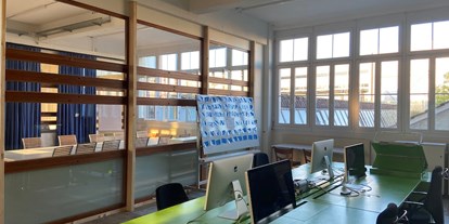 Coworking Spaces - feste Arbeitsplätze vorhanden - PLZ 5600 (Schweiz) - Bürolandschaft mit grünen Tischen von der Uni Zürich - Gloria Coworking Lenzburg