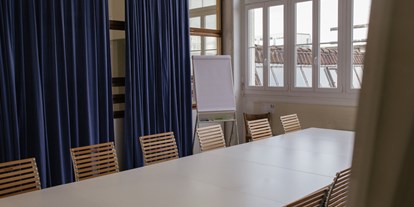 Coworking Spaces - feste Arbeitsplätze vorhanden - Aargau - grosses Sitzungszimmer Peter Mieg - Gloria Coworking Lenzburg